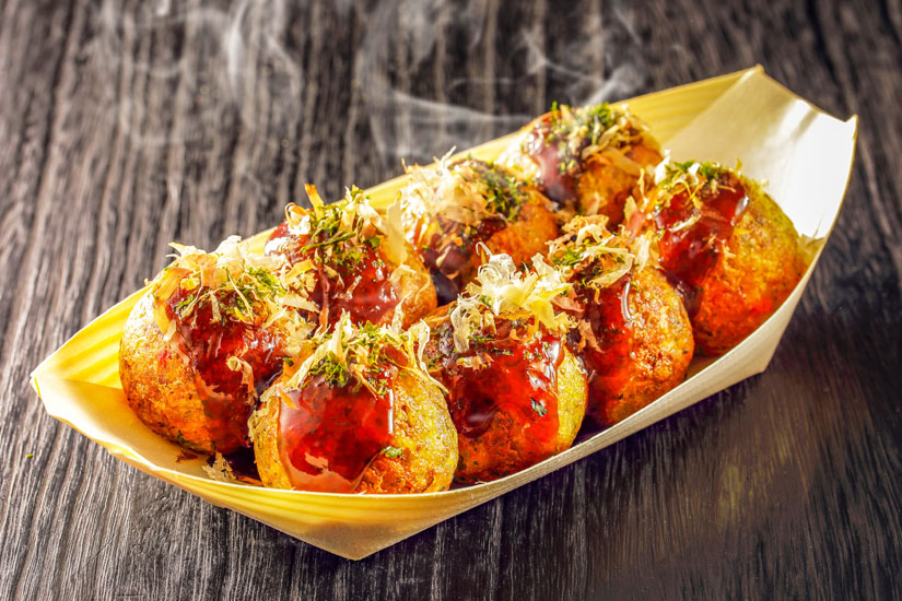 Takoyaki-Teigkugel-mit-Oktopusfuellung