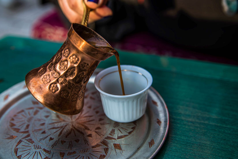 Bosnischen-Kaffee-auf-traditionelle-Art-trinken