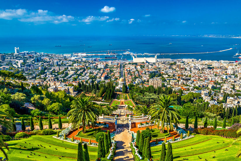 Blick-von-den-Bahai-Gaerten-auf-Haifa