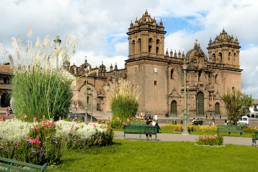 Cuscos-Kathedrale-an-der-Plaza-de-Armas
