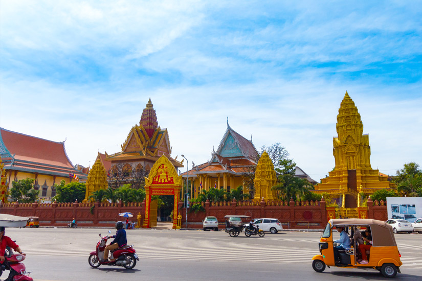 Allgegenwaertig-in-Phnom-Penh-Tuk-Tuks-und-Roller