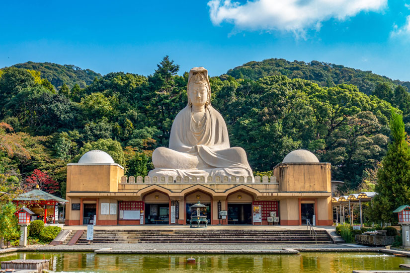 Ryozen-Kannon-Tempel-mit-Bassin-und-grossem-Buddha