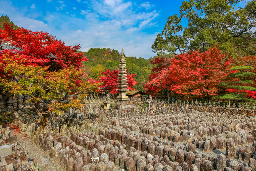 Viele-Bhudda-Statuen-im-Adashino-Nenbutsu-ji-Tempel