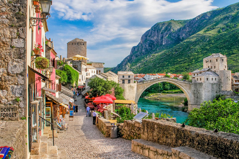 Zu-Fuss-in-der-Altstadt-von-Mostar-unterwegs