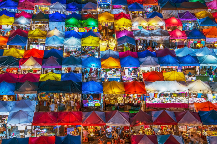 Ein Nachtmarkt in Bangkok