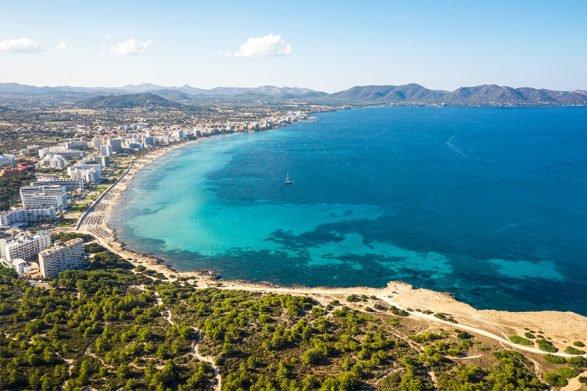 Luftaufnahme-des-Strands-von-Cala-Millor
