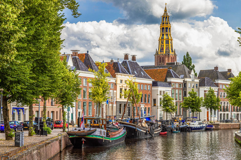 Schiffe-im-Kanal-in-Groningen