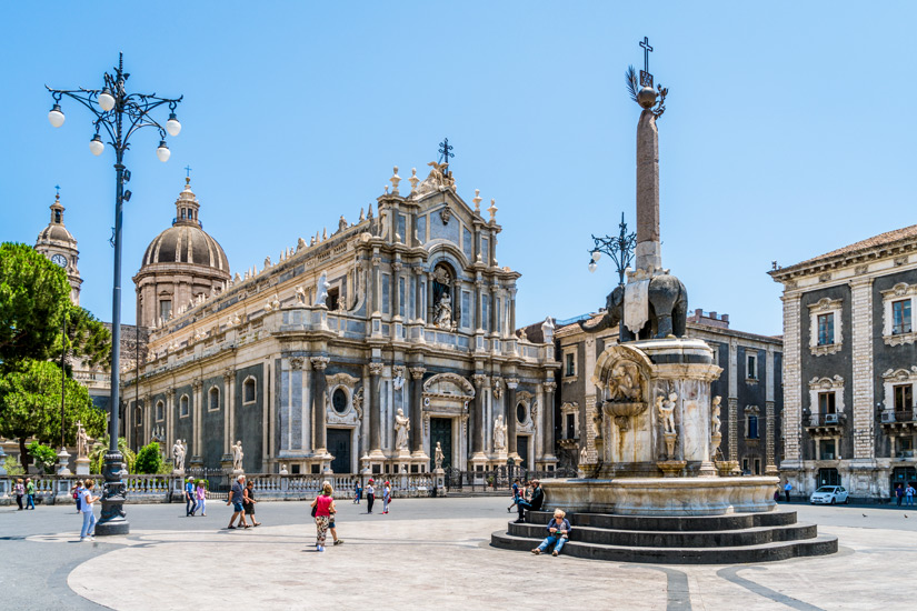 Kathedrale-von-Catania-mit-Platz-und-Brunnen