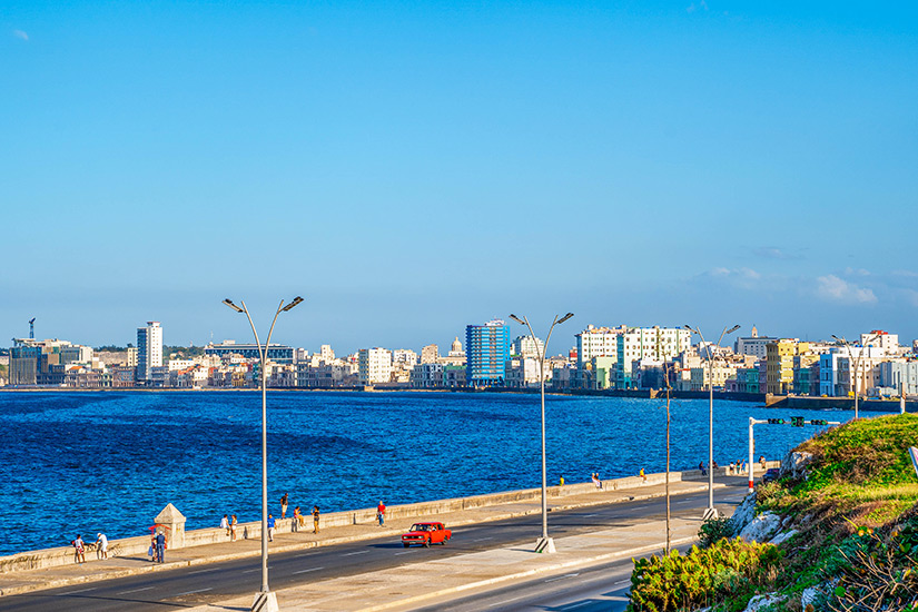 Havanna-die-Malecon-entlang-spazieren