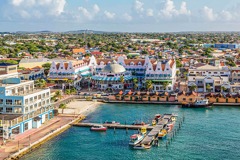Blick-auf-Oranjestad-vom-Meer-aus