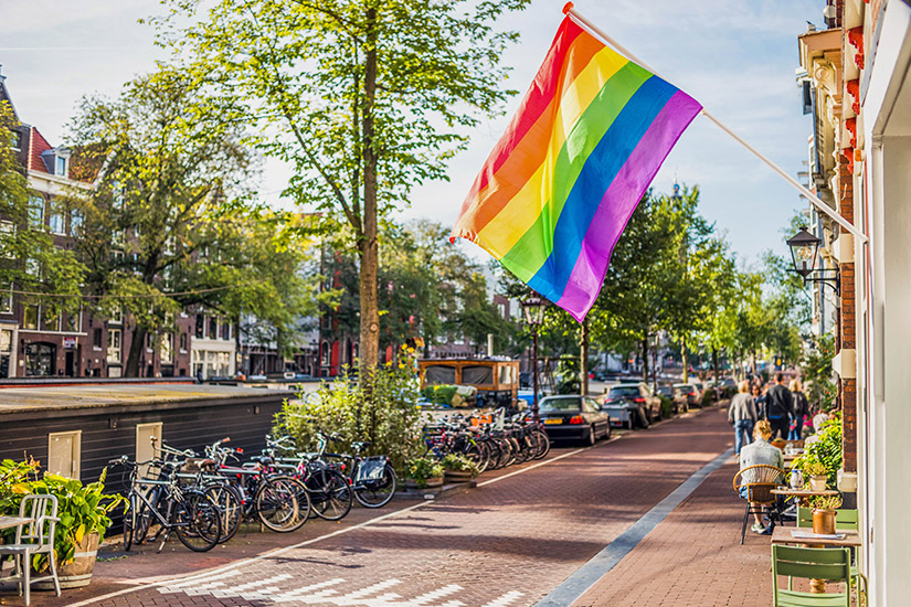 Regenbogenfahne-in-Amsterdam