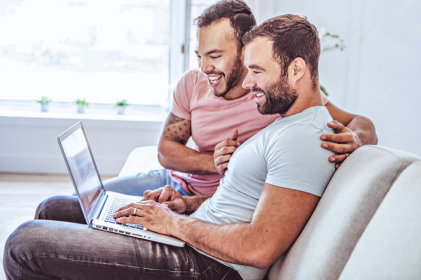 Reise-buchen-schwules-Paar