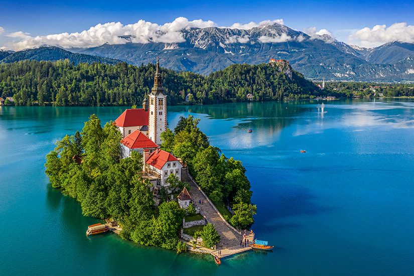 Bleder-Insel-mit-Treppe-zur-Kirche