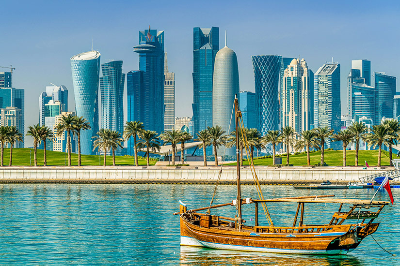 Doha-Dhow-vor-Wolkenkratzern