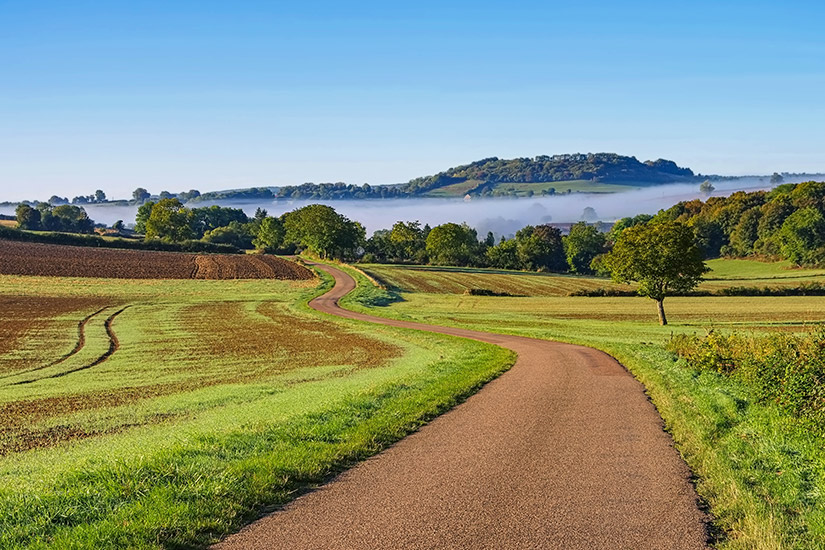 Burgund-Nebel-ueber-der-Landschaft