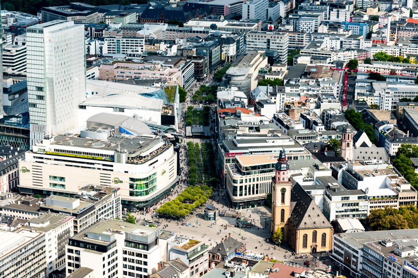 Baeume-auf-der-Einkaufsstrasse-Zeil