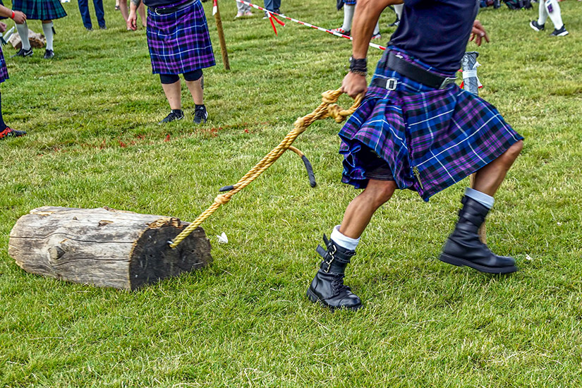 Inverness-Highland-Games-Baumstamm-ziehen