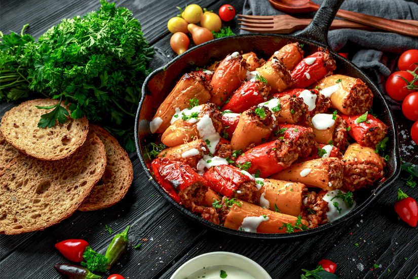 Bulgarisches-Essen-Pfanne-mit-gefuellten-Paprika