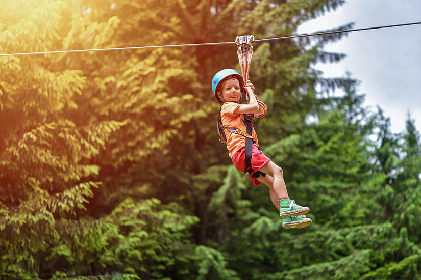 Kind-auf-Seilrutsche