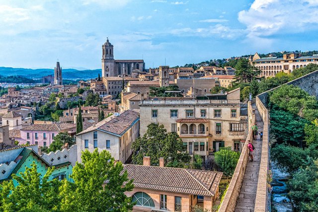 Girona: Sehenswürdigkeiten & Tipps zur spanischen Stadt