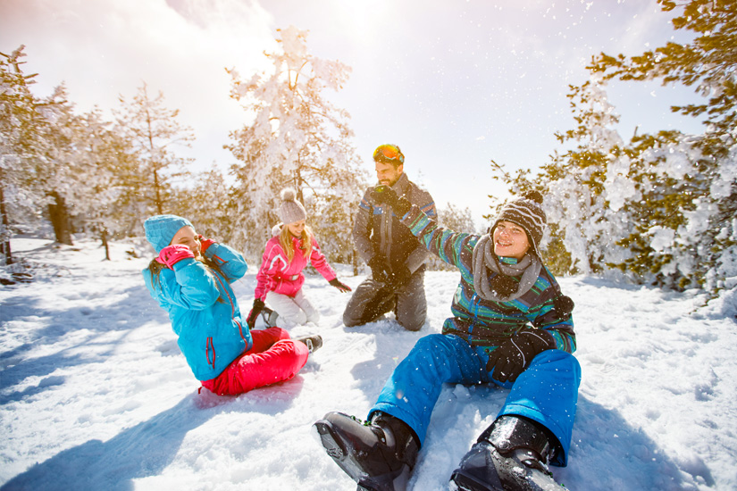 Winterurlaub mit Kindern Schneeballschlacht