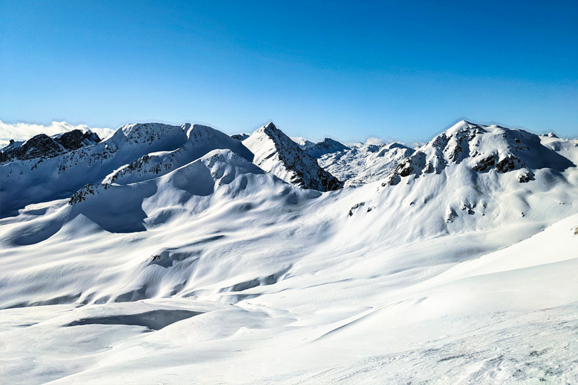 Schneebedeckte Berge im Skigebiet Davos Klosters
