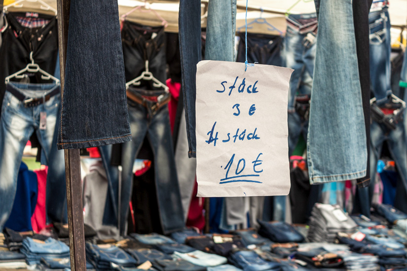 Marktstand in Antalya mit Hosen