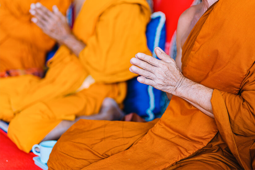 Betende buddhistische Moenche