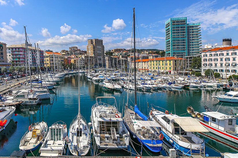 Stadt Savona Hafen Segelboote
