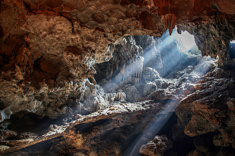 Vietnam oder Thailand Hoehlen