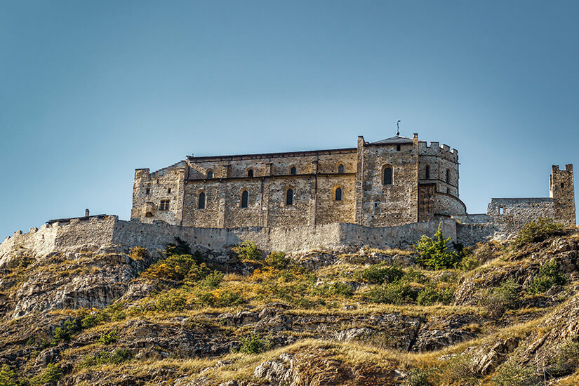 Die Schlossruine Tourbillon erhebt sich majestätisch auf einem Hügel. Sion Schweiz Ruine