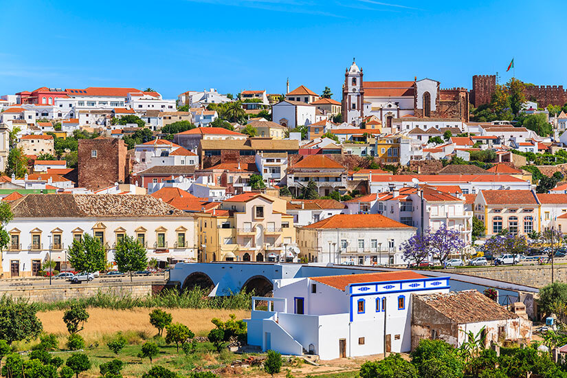 Blick auf Silves, im Hintergrund sind die Burg und die Kathedrale zu sehen. Silves Stadt