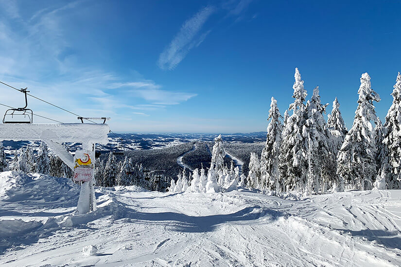 Sessellift in einem verschneiten Skigebiet. Ried im Innkreis Skigebiet