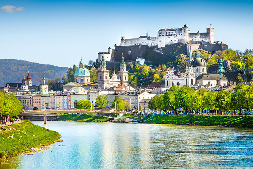 Blick über die Salzach auf die Kulisse von Salzburg mit der Festung. Oesterreich Salzburg
