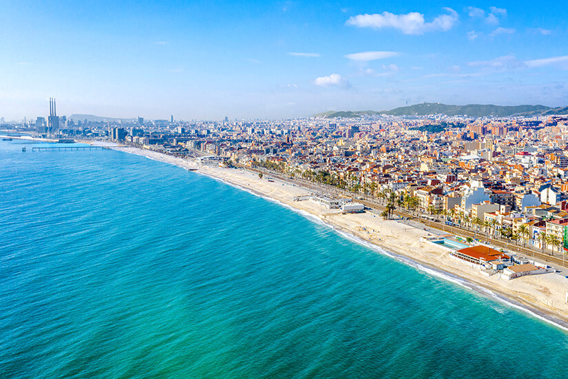Blick von oben auf eine Stadt mit Strand am Meer. Badalona Stadt