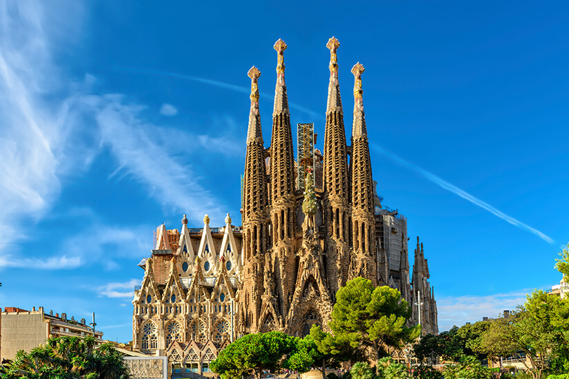 Blick auf die Sagrada Familia in Barcelona vor blauem Himmel. Spanien Barcelona