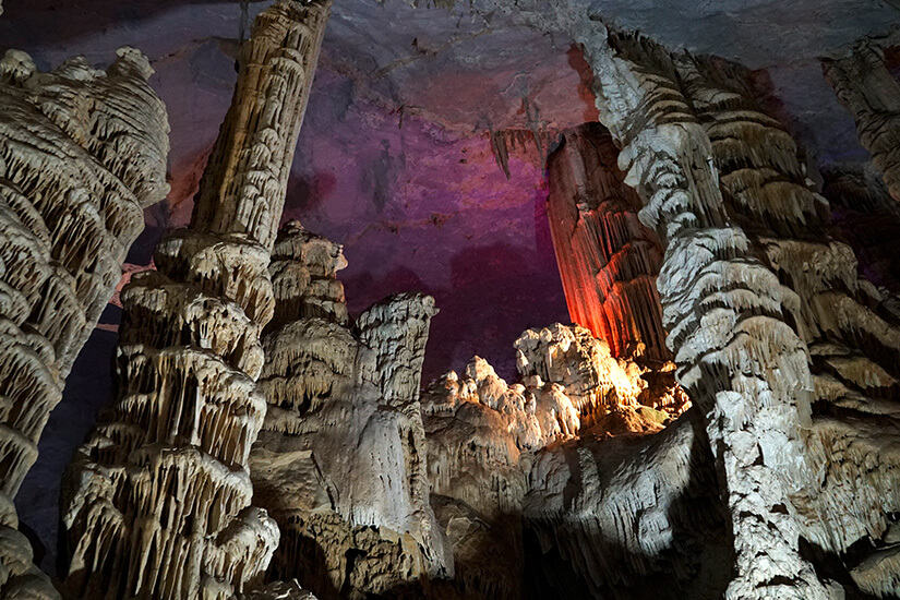 Bunte Lichter erhellen Steinformationen in den Höhlen von Grutas de García bei Monterrey. Monterrey Mexiko Hoehle