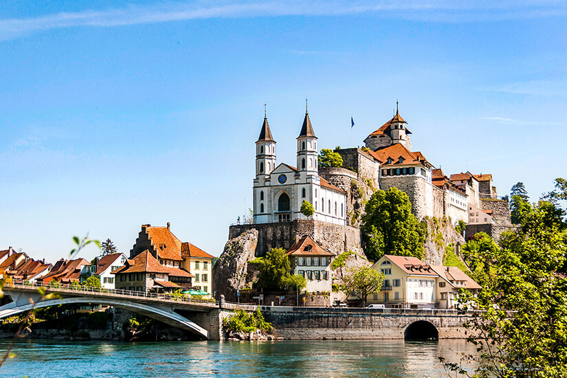 Die Stadt Olten vom Flussufer aus betrachtet, mit Blick auf die Aare, eine Brücke und das malerische Schloss. Olten Schweiz Willkommen