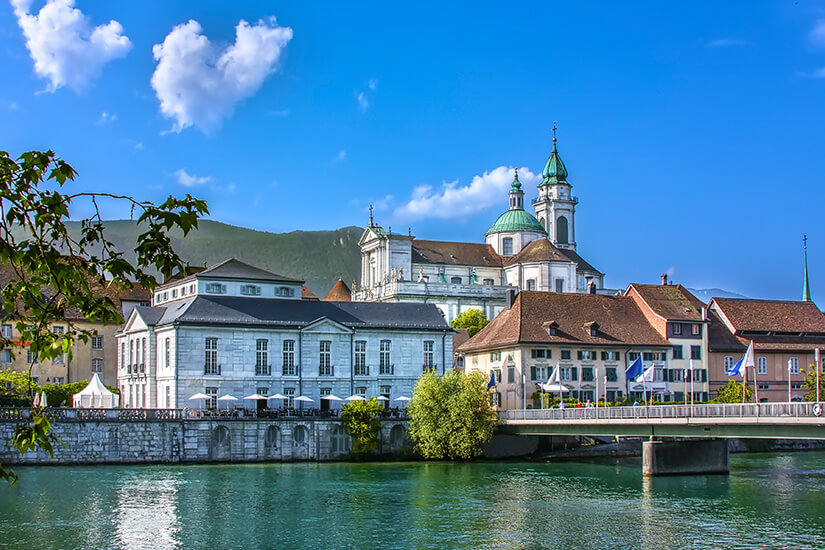 Die Stadt Solothurn vom Flussufer aus betrachtet mit ihren prächtigen barocken Bauwerken. Olten Schweiz Solothurn