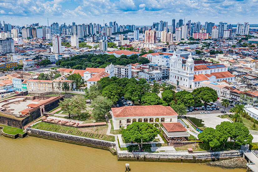 Blick über Belem mit der Kathedrale und der Festung im Vordergrund. Im Hintergrund sind Hochhäuser zu sehen. Belem Stadt