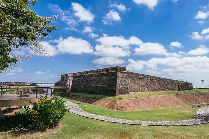 Etwas erhöht liegende Festung mit umliegenden Graben. Belem Festung