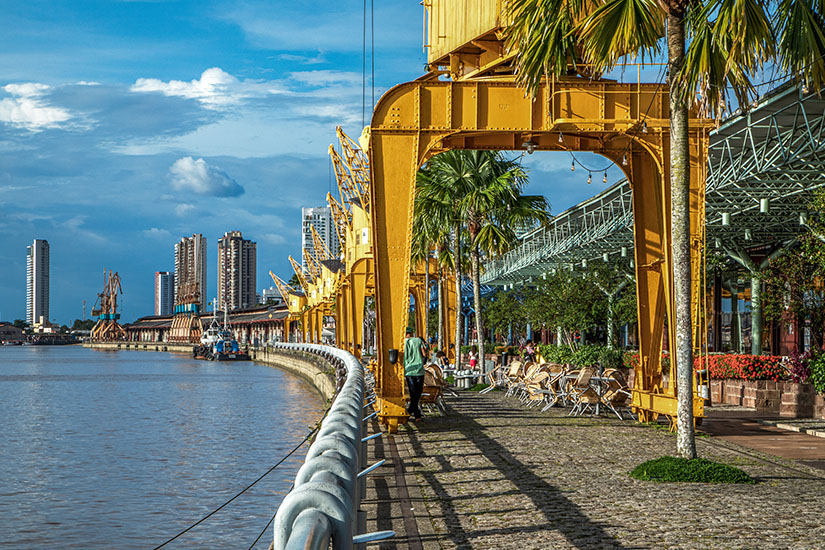 Alte Hafenanlage am Ufer mit gelben Kränen. Belem Estacao das Docas