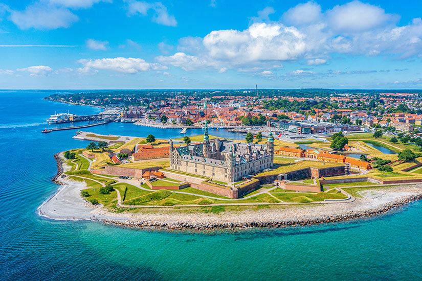 Das prachtvolle Schloss Kronborg Slot ist von hellen Gärten umgeben. Es liegt direkt am Ufer des Öresund. Helsingor Daenemark Schloss