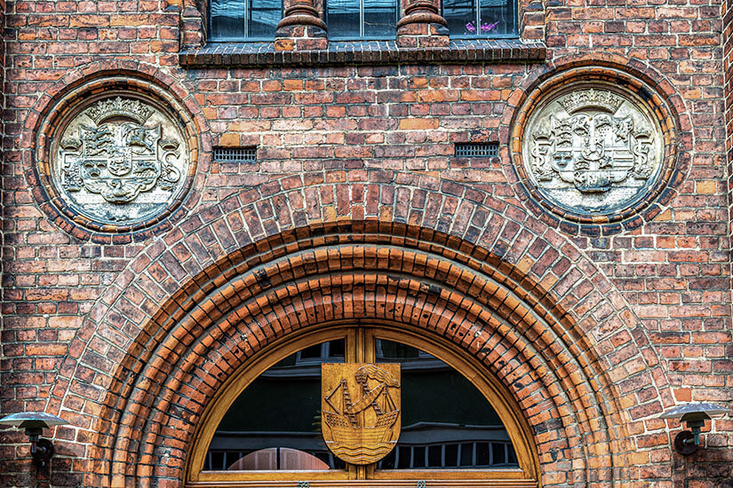 Eine Nahaufnahme des Wappens im Rathauses von Helsingör. Helsingor Daenemark Altstadt