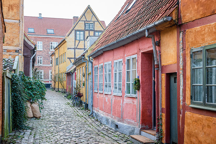 Bunte Fachwerkshäuser reihen sich entlang der Altstadt von Helsingör. Helsingor Daenemark Spaziergang