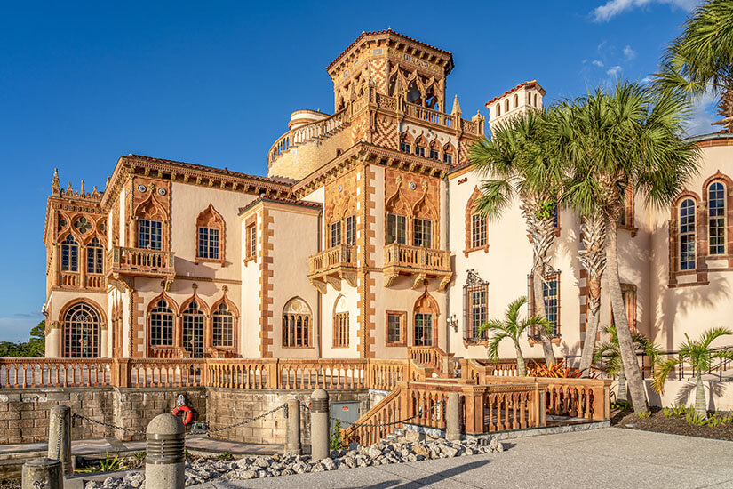 The Ringling Museum Complex in Sarasota, ein Gebäude aus hellem Stein. Sarasota USA Museum