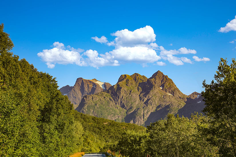 Die Gipfel eines Nationalparks im Norden von Norwegen, umgeben von viel Grün. Vesteralen Norwegen Nationalpark