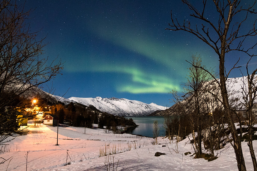 Grüne Polarlichter leuchten am Himmel über der Region Vesterålen. Vesteralen Norwegen Polarlichter