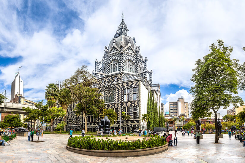 Plaza Botero in Medellín mit den charakteristischen Bronzeskulpturen von Fernando Botero und dem Palacio de la Cultura im Hintergrund. Medellín Kolumbien Plaza Botero