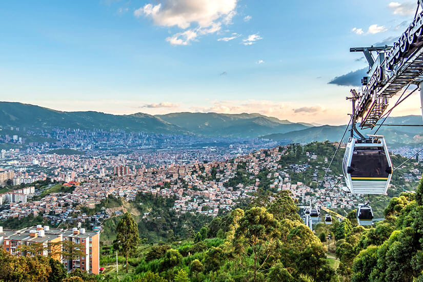 Gondeln des Metrocable in Medellín mit Panoramablick über das Stadtgebiet und die Anden. Medellín Kolumbien Metrocable